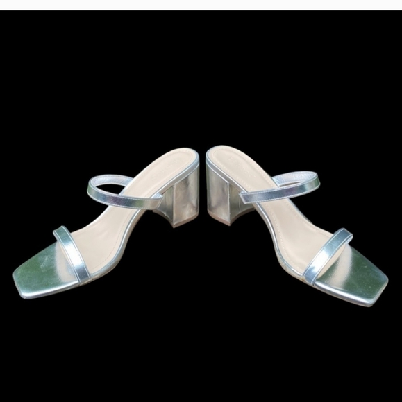 NWOT Bamboo strappy silver chunky heel shoes. - Picture 2 of 13